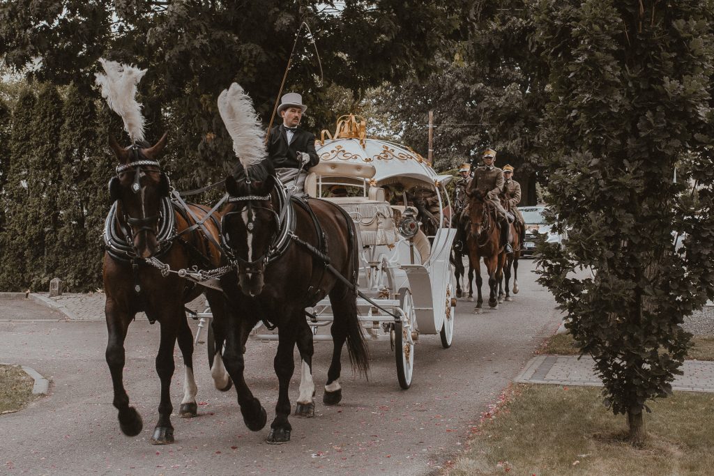 Prawdziwe ułańskie wesele z karocą i korowodem ułanów. 